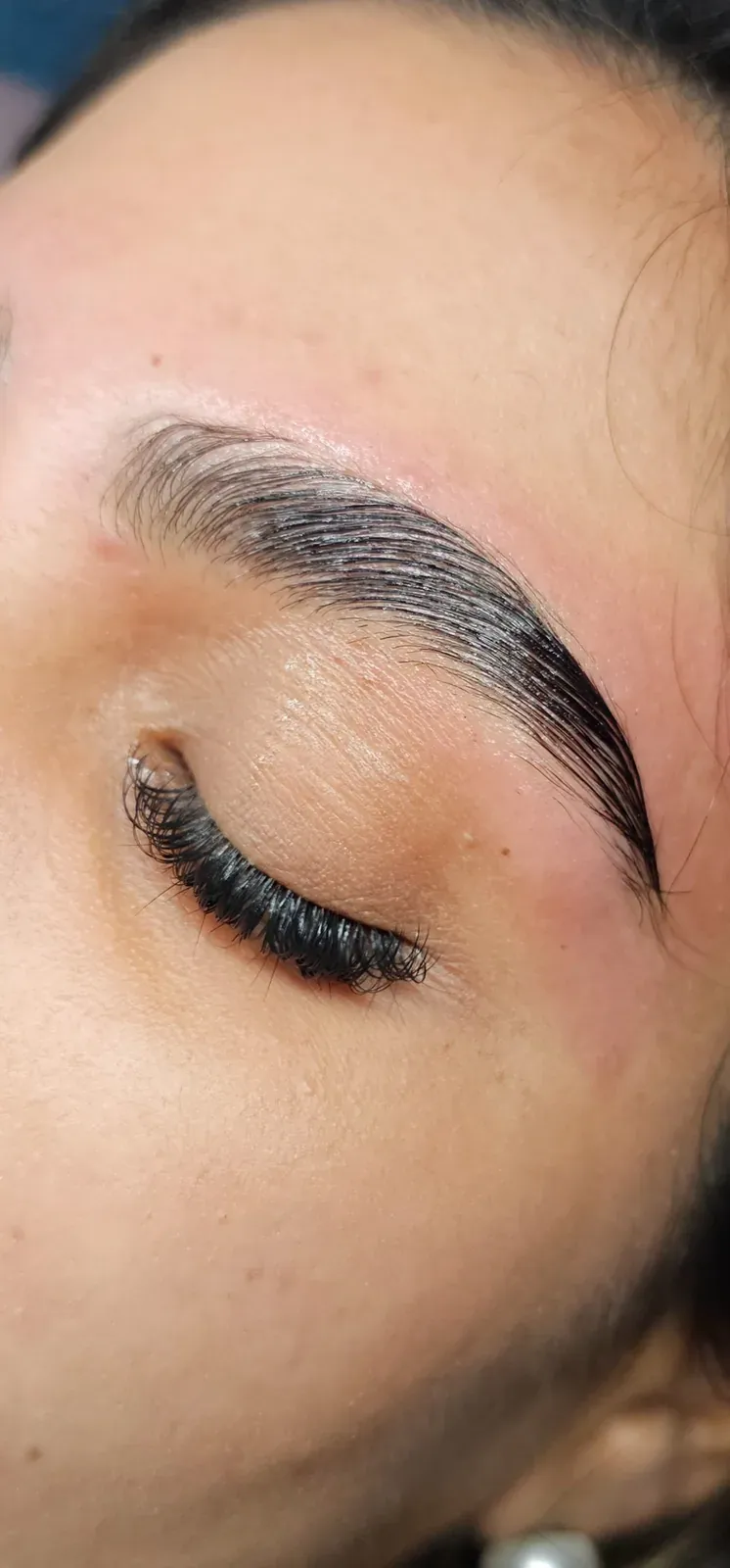 Resultado real de laminado de cejas en Goddess Lash Room