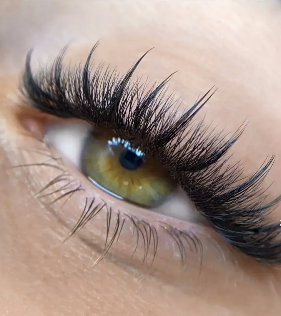 Resultado real de extensiones Wispy Doll en Goddess Lash Room